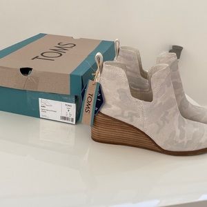 Toms Kallie bootie.  color=Egret Camo Printed Suede